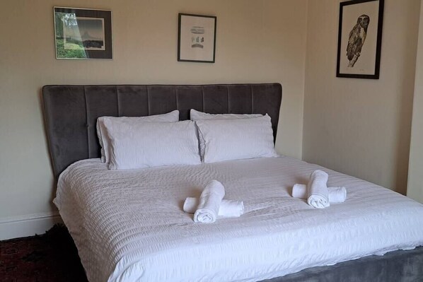 3 bedrooms, iron/ironing board, WiFi, bed sheets - Stunning 3BD Victorian House in Bramhall Village (Bramhall)