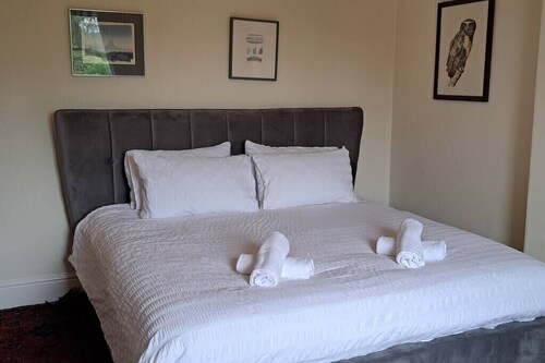 Stunning 3BD Victorian House in Bramhall Village