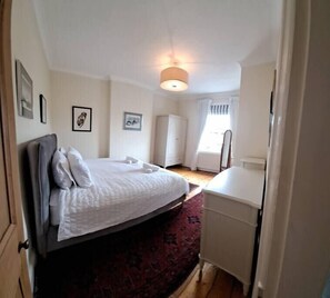 3 chambres, fer et planche à repasser, Wi-Fi, draps fournis