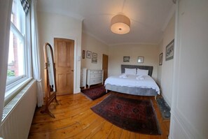3 habitaciones, tabla de planchar con plancha, wifi y ropa de cama 