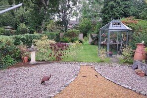 Property grounds - Stunning 3BD Victorian House in Bramhall Village (Bramhall)