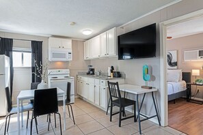 Kylskåp, mikrovågsugn, ugn och spishäll