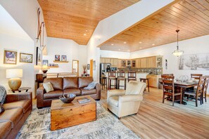 Smart TV, caminetto, videoteca