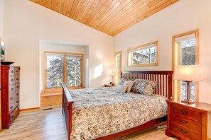 3 camere, una scrivania, ferro/asse da stiro, culla da viaggio