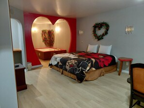 Luxe kamer | Hypoallergeen beddengoed, individueel gemeubileerd, een bureau