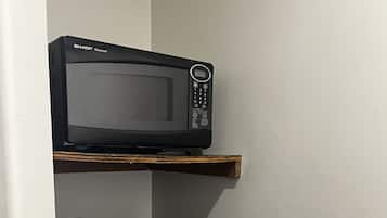 Romantic Studio Suite | Private kitchen | Mini-fridge, microwave