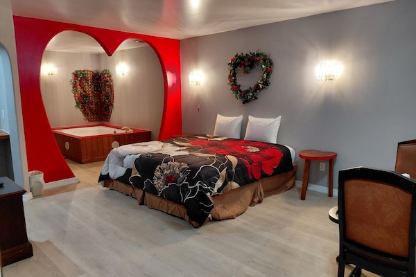 Honeymoon Room | Hypo-allergenic bedding available, desk, blackout drapes
