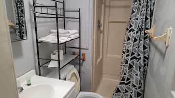 Classic Studio | Bathroom | Combined shower/bathtub, free toiletries, hair dryer, towels