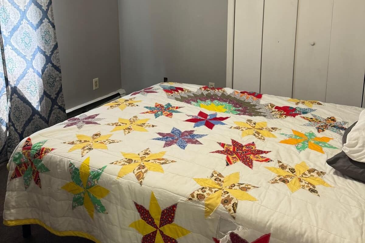 Comfort Apartment | Hypo-allergenic bedding available, desk, blackout drapes