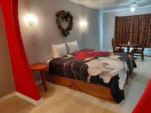 Luxe kamer | Hypoallergeen beddengoed, individueel gemeubileerd, een bureau
