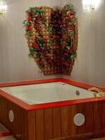 Habitación de lujo | Baño | Ducha y bañera combinadas y artículos de higiene personal gratuitos