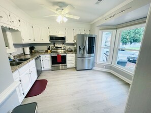 Fridge, microwave, oven, stovetop - Townhome Newly renovated in GreatBridge, Chesapeake, ⭐️⭐️⭐️⭐️⭐️ on another site (Chesapeake)