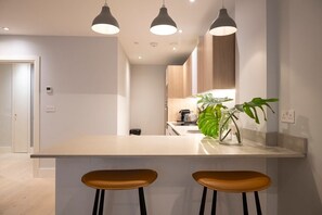 Kjøleskap, mikrobølgeovn, ovn og kokeplater