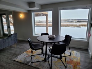 Dining - Luxury 2 bedroom with lake view (Winnipeg)