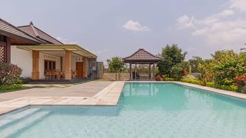 Kolam renang outdoor