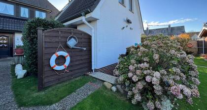 Sommerhaus - Inmitten der malerischen Insel Sylt, umgeben von einer üppigen Oase