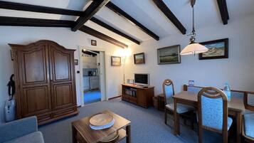 Una televisión, una mesa de tenis de mesa, un reproductor estéreo