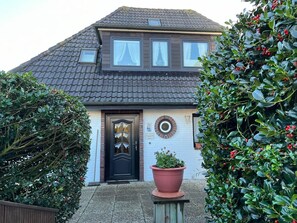 Exterior detail - Sommerhaus - Inmitten der Malerischen Insel Sylt, Umgeben von Einer Üppigen Oase der Natur, Erhebt (Sylt-Ost)