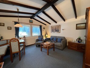 TV, table tennis, stereo - Sommerhaus - Inmitten der Malerischen Insel Sylt, Umgeben von Einer Üppigen Oase der Natur, Erhebt (Sylt-Ost)