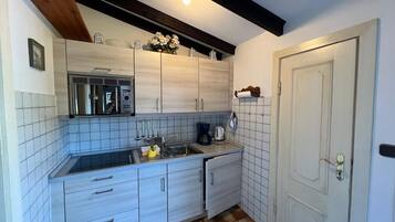 Microwave, oven, stovetop, coffee/tea maker