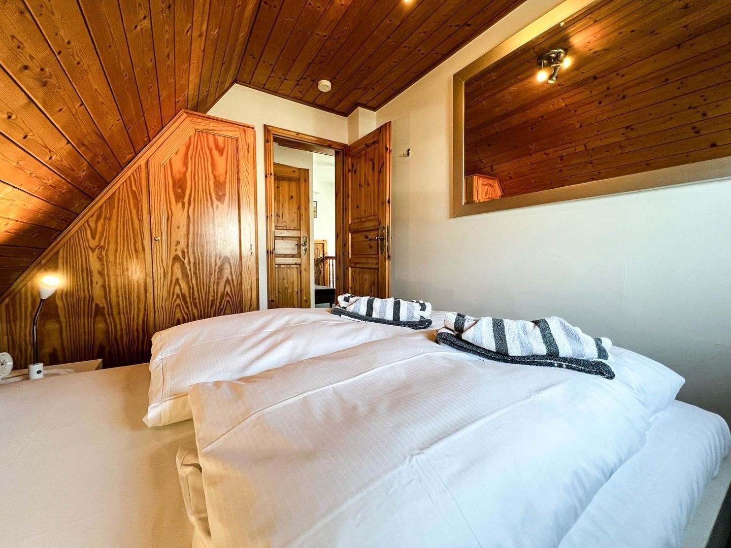 3 bedrooms, iron/ironing board, bed sheets