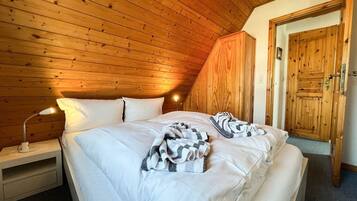 3 bedrooms, iron/ironing board, bed sheets