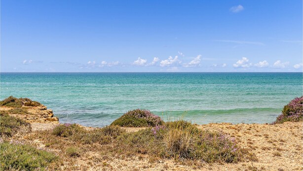 A coastal landscape with clear skies, a calm sea, and sparse vegetation. - 3 bedroom lovely home in Santa Croce Camerina (Santa Croce Camerina)