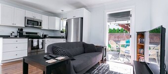 Great 1-bedroom Suite Near Downtown Langford