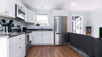 Jääkaappi, mikroaaltouuni, uuni, liesi