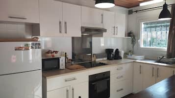 Fridge, microwave, oven, coffee/tea maker