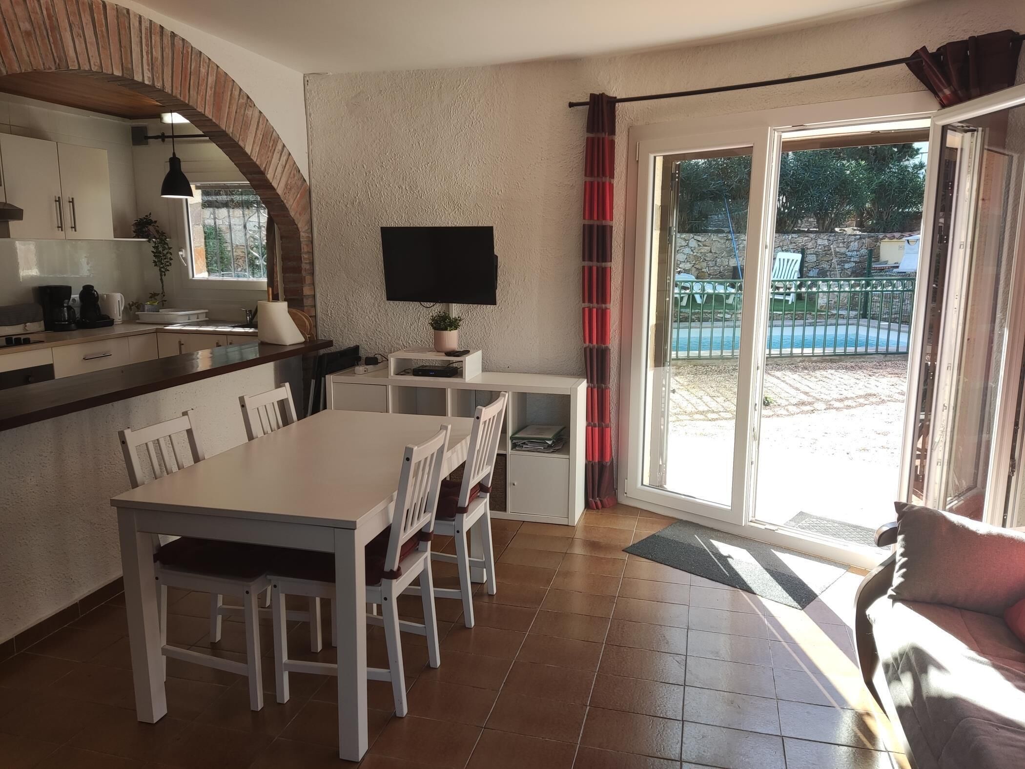 TV, mesa de pingue-pongue