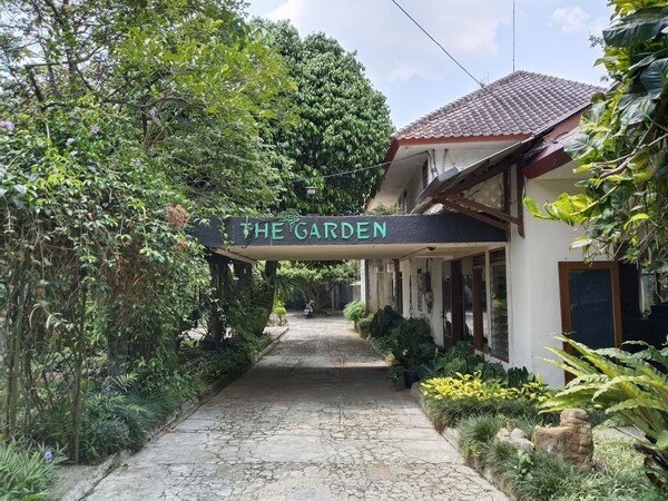 The Garden Family Guest House Powered By Cocotel. - Bogor