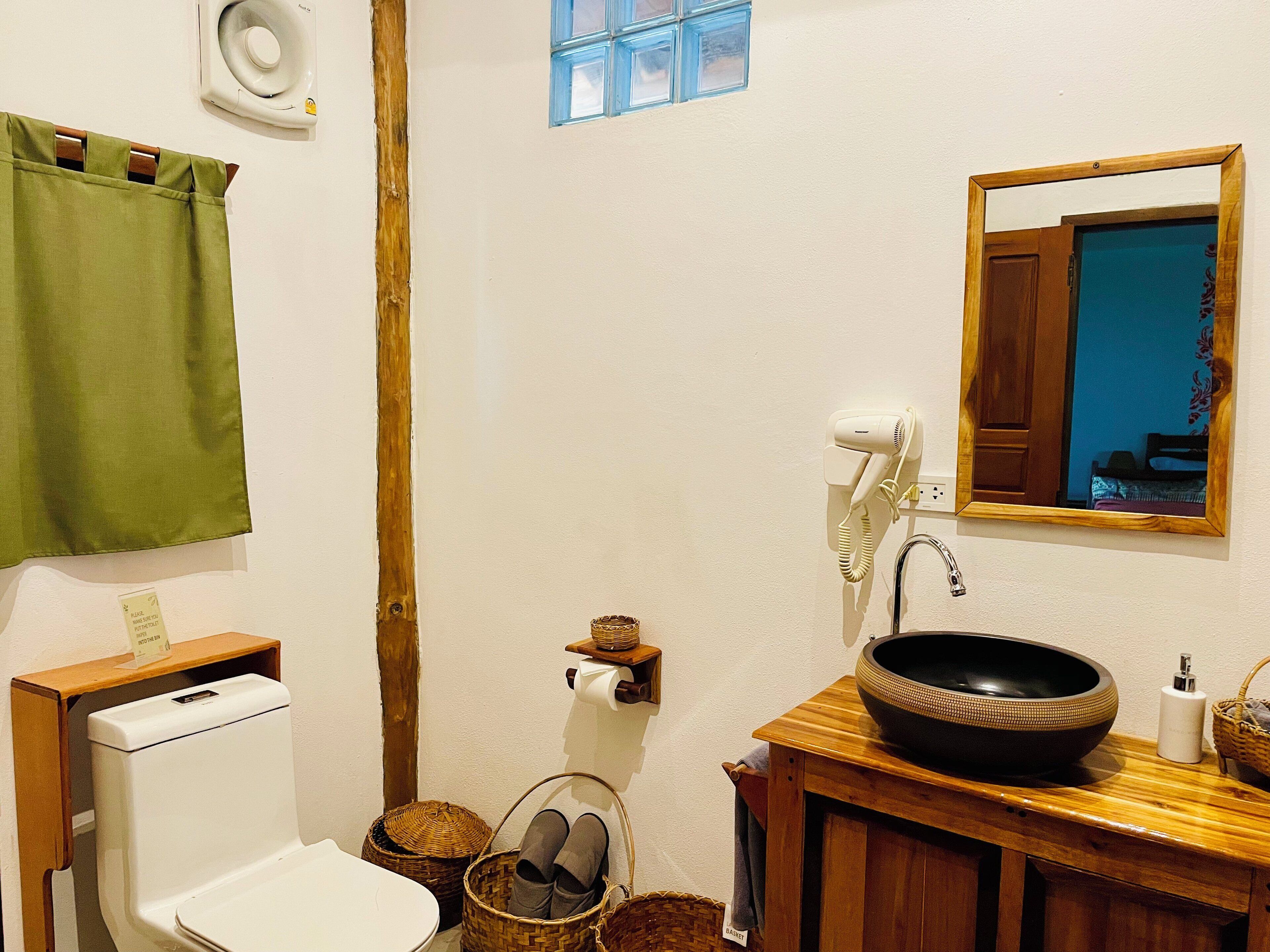 Dusche, Haartrockner, Bidet, Handtücher