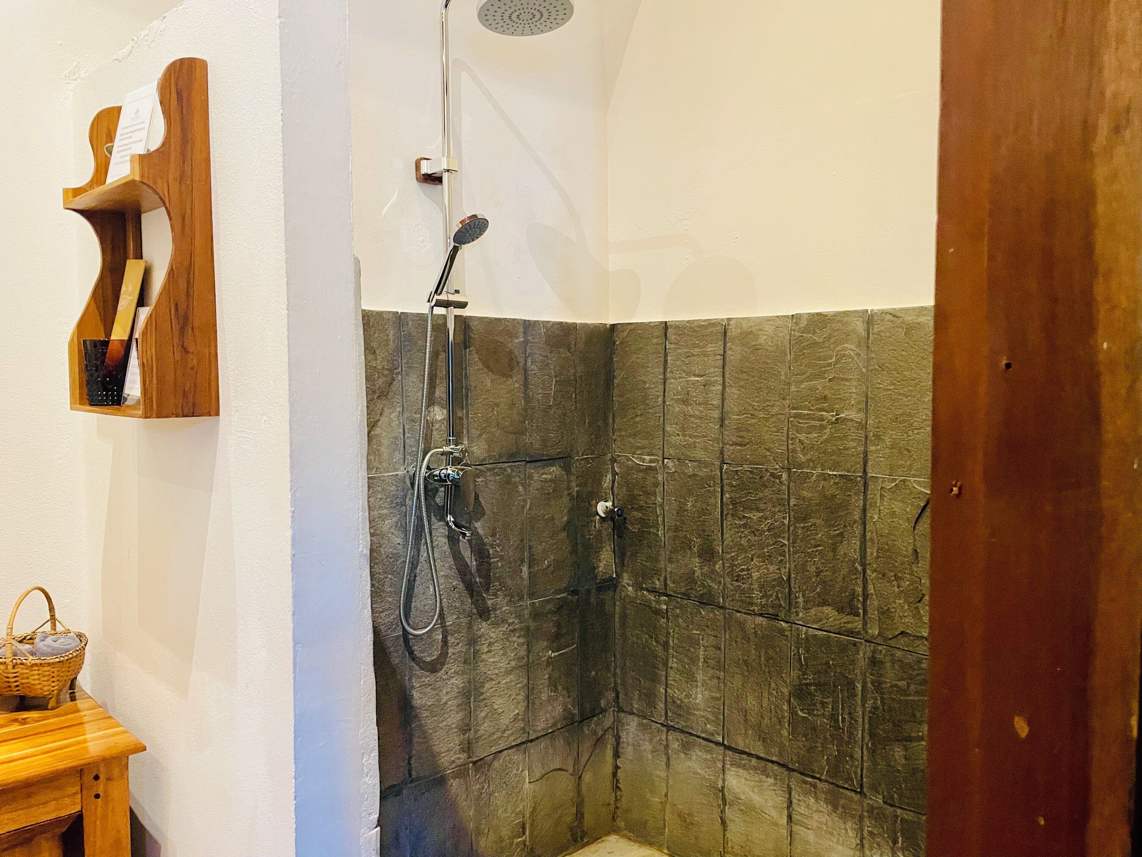 Dusche, Haartrockner, Bidet, Handtücher