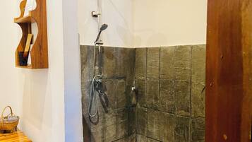 Dusch, hårtork, bidé och handdukar