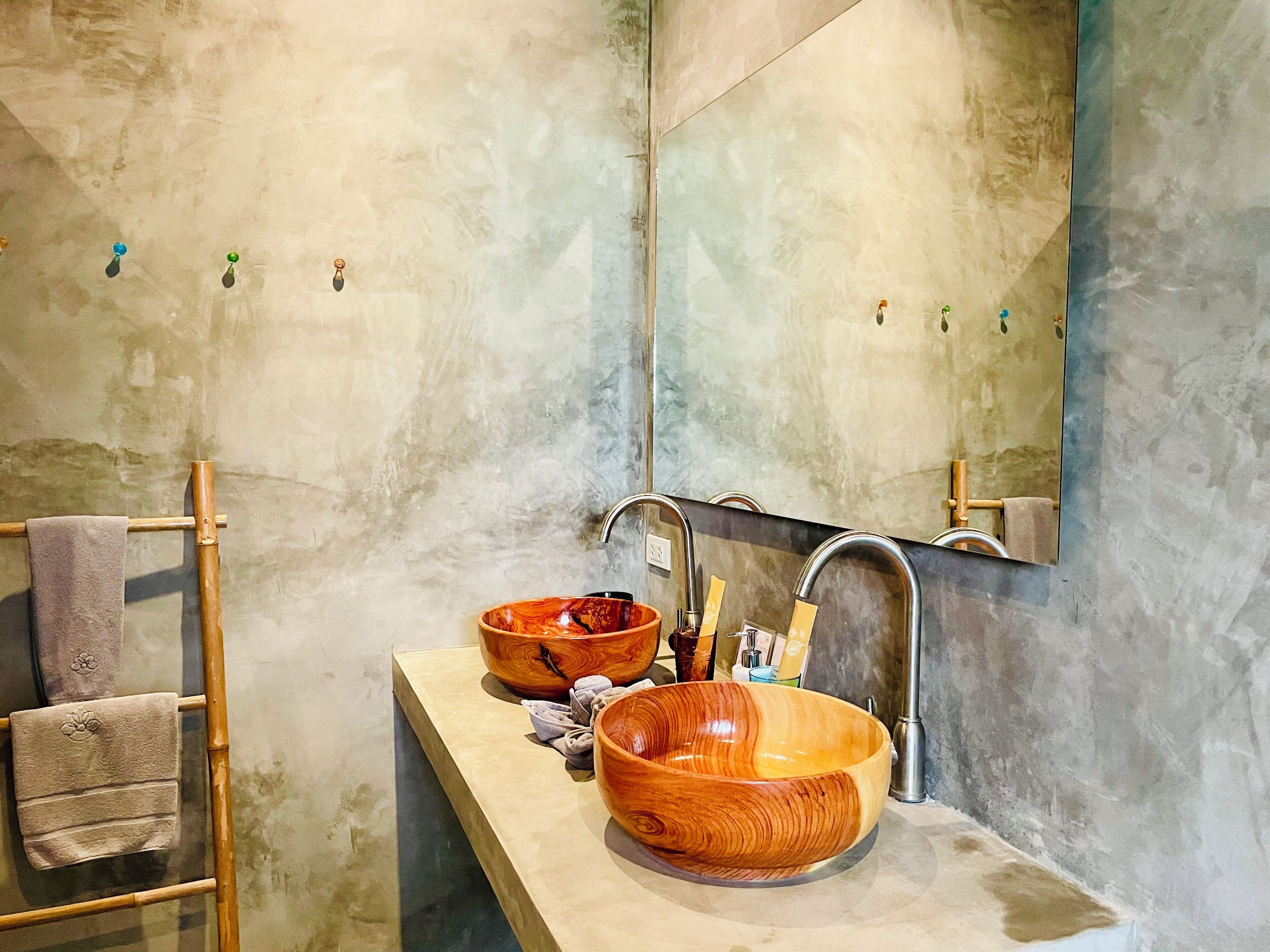 Dusche, umweltfreundliche Kosmetikartikel, Haartrockner, Bidet