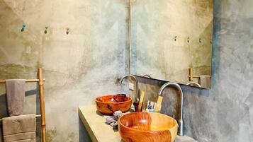 Dusch, miljövänliga toalettartiklar, hårtork och bidé