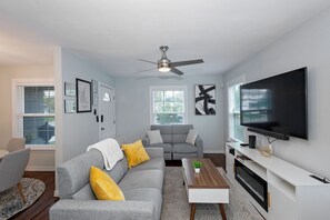 Smart TV, fireplace, books, video library - Entire house +Pool+Hot Tube +1 car garage + EV Charger level 2-Tesla+ BBQ Grill (Corpus Christi)