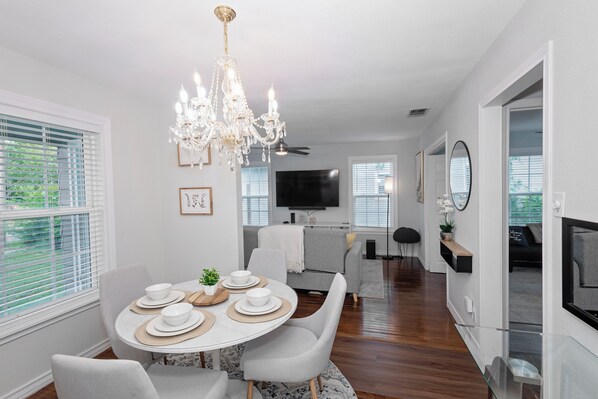 Dining - Entire house +Pool+Hot Tube +1 car garage + EV Charger level 2-Tesla+ BBQ Grill (Corpus Christi)