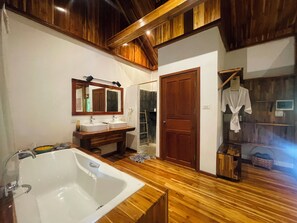 Dusche, Haartrockner, Bidet, Handtücher