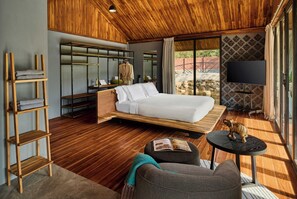 1 bedroom, desk, free WiFi - The Namkhan_Riverview Suite_Luxurious Villa facing the river (Luang Prabang)