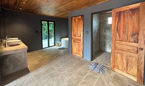 Dusche, umweltfreundliche Kosmetikartikel, Haartrockner, Bidet