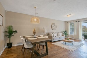 Smart TV, fireplace - The Bohemian Vibe (Fayetteville)