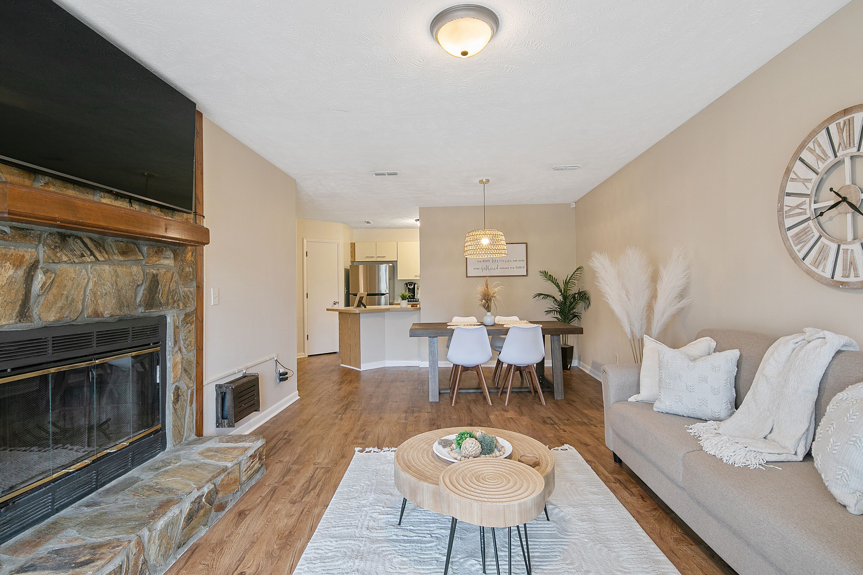 Smart TV, fireplace