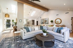 Smart TV, books - Playa Vida-completely remodeled with A/C, Hot Tub - walk to everything and more (Santa Barbara)