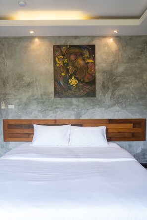 1 kamar tidur, brankas, dan didekorasi berbeda-beda