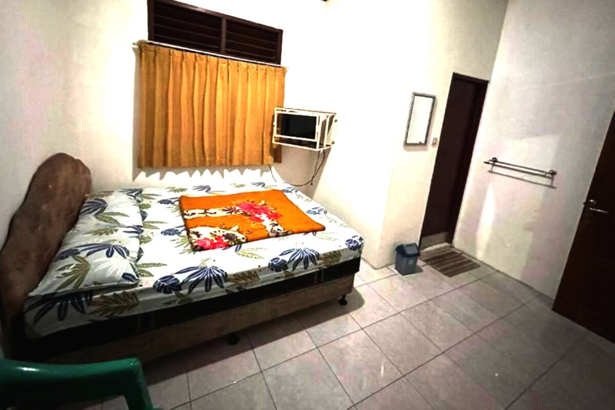 Standard Double Room | Laptop workspace, bed sheets