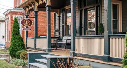 The Shenandoah Suite: Private Balcony, Walkable