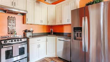 Coffee/tea maker, fridge, microwave, oven