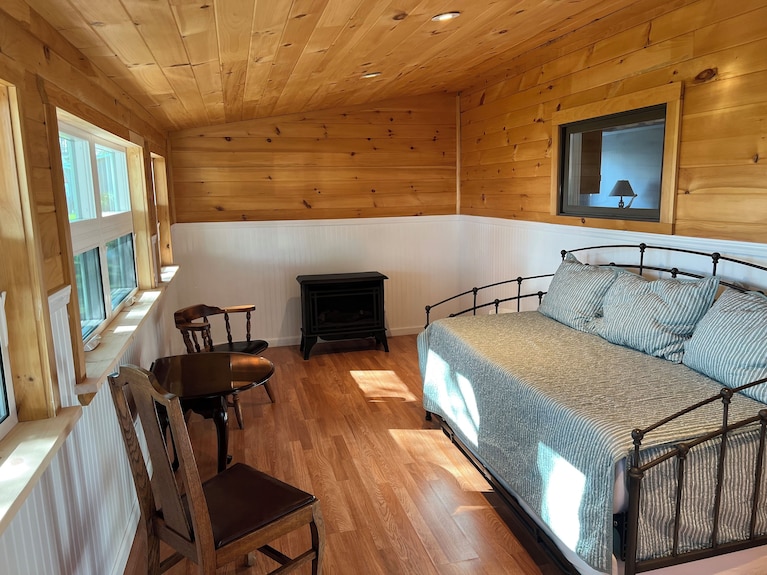 Cozy Channel Cottage With Dock And Access To North Sandy Pond. - Southwick Beach State Park, Henderson